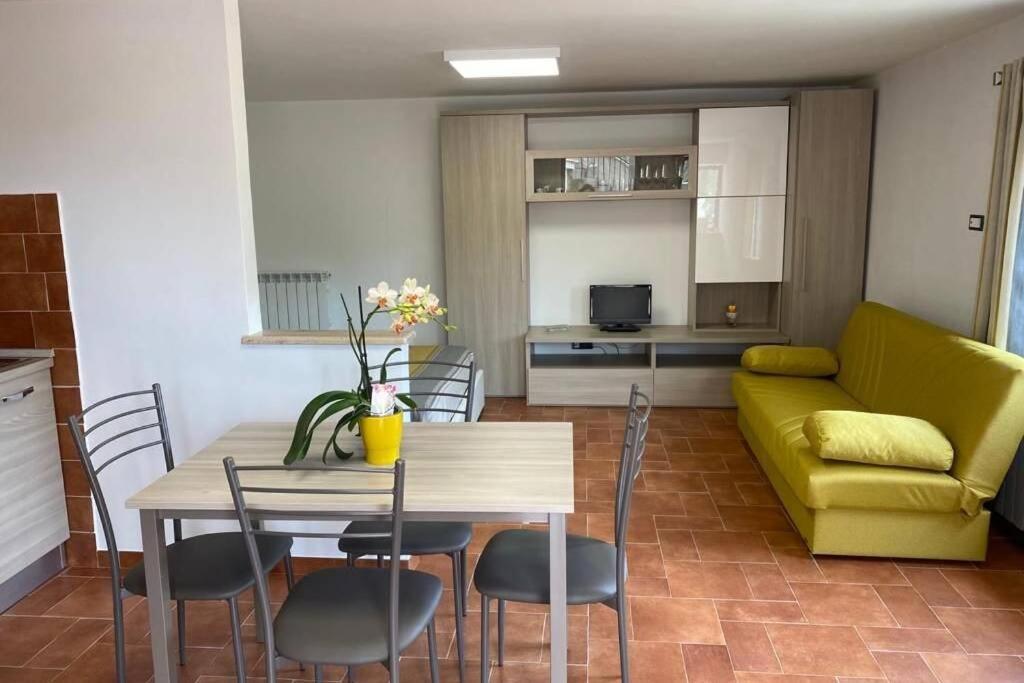 Ferienwohnung Alloggio A Via Impero Lenola Exterior foto
